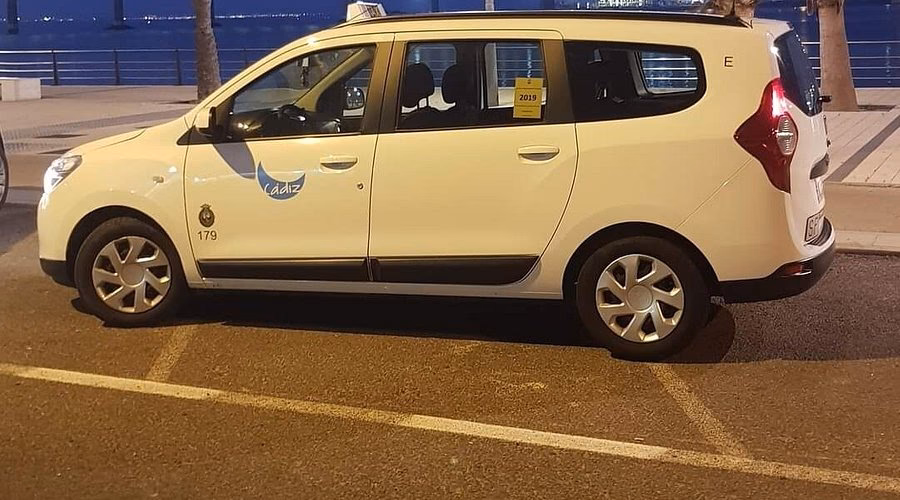 ¿Qué servicios ofrece la gasolinera de la Asociación de radio taxi Cádiz?