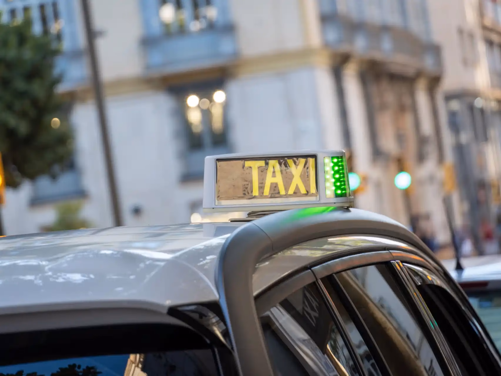 ¿Por qué es cómodo tomar un taxi desde el aeropuerto de Málaga?