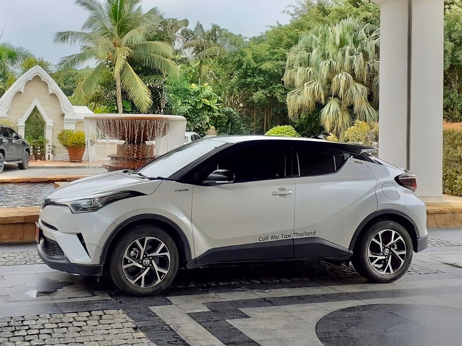 What types of taxi services are available in Thailand?