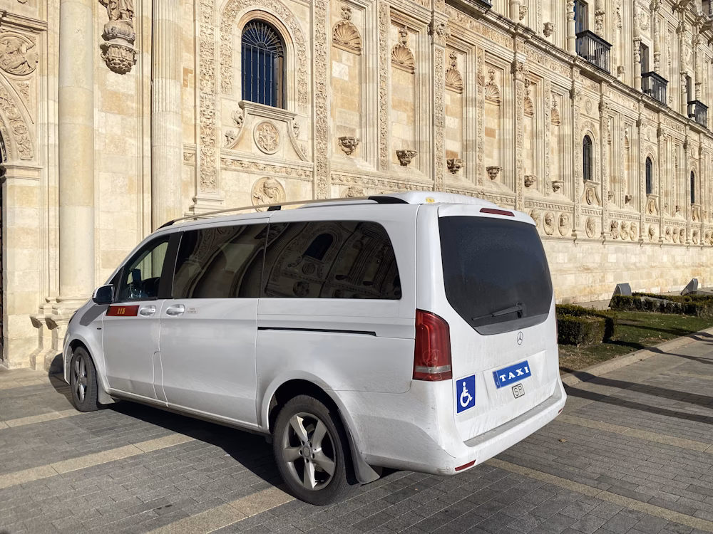 Is there a bus from Barcelona Airport (BCN) to Cambrils?