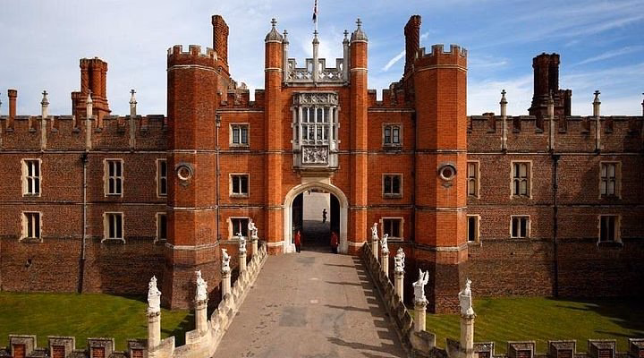 Is there a car park at Hampton Court Green?