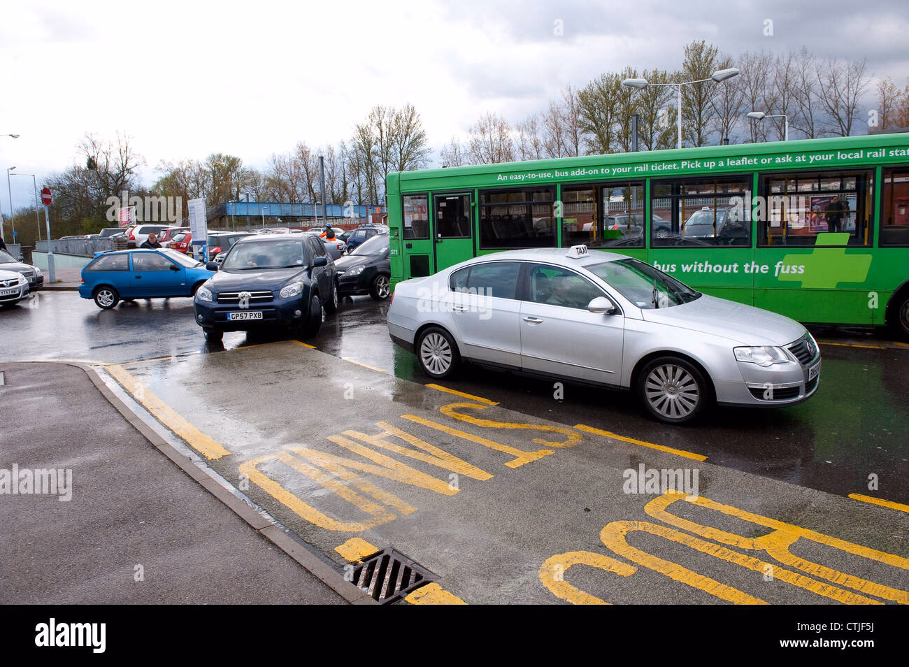 Can a taxi drive in a bus lane?