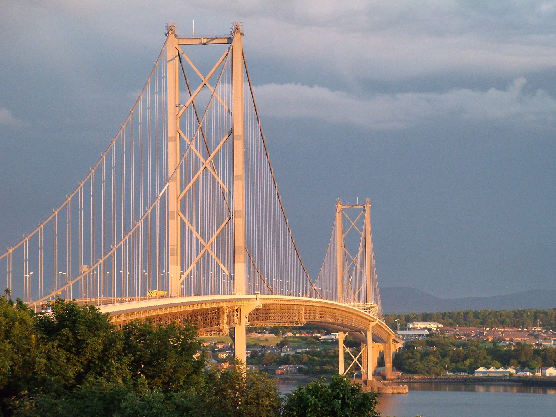 Why is the Forth Road Bridge closed?