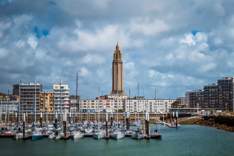 Can you walk from Port to town in Le Havre?
