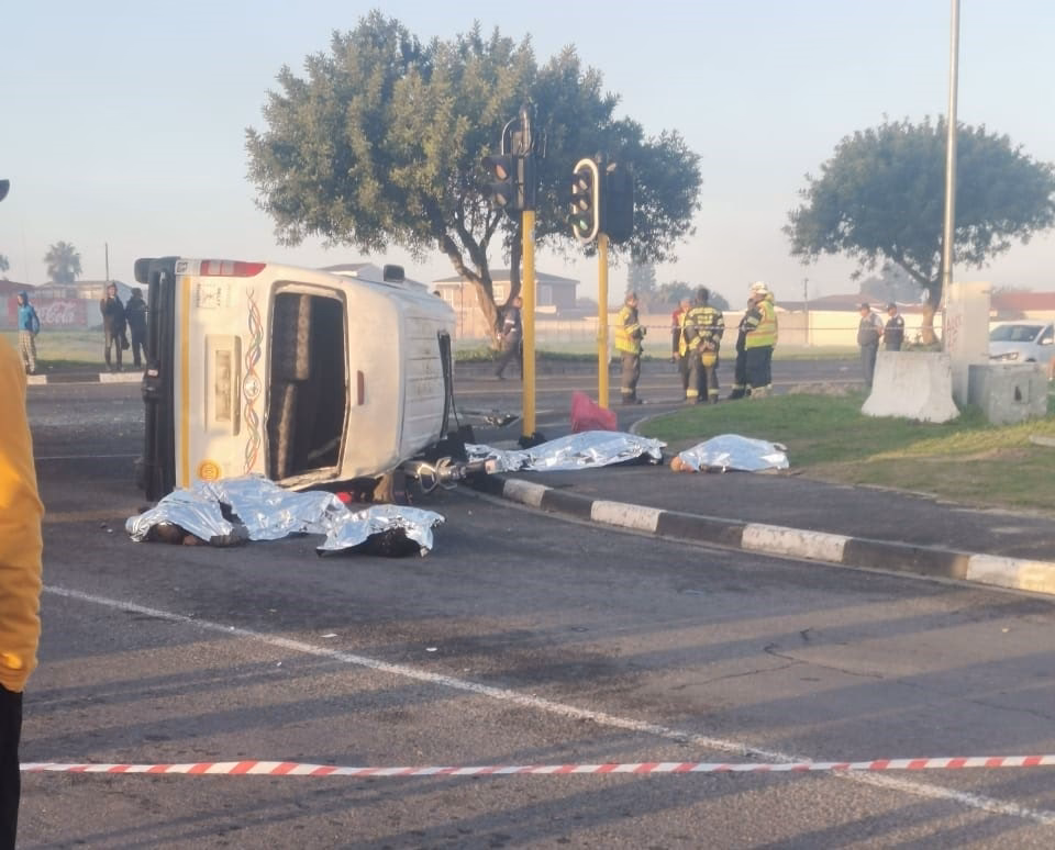 How many people died in the Eastern Cape taxi crash?