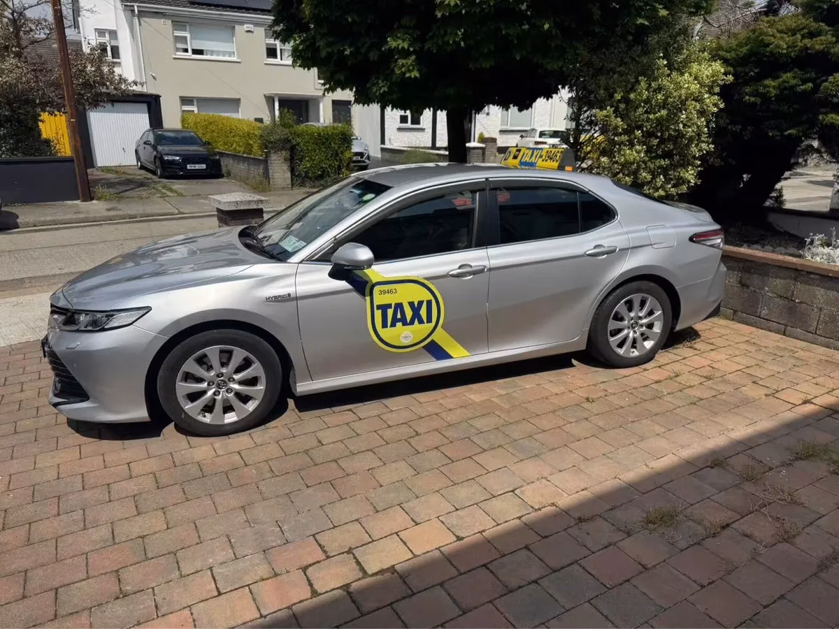 How much does a city of Glasgow taxi plate cost?