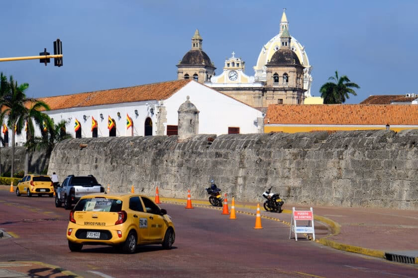 How do taxis in Cartagena calculate fares?