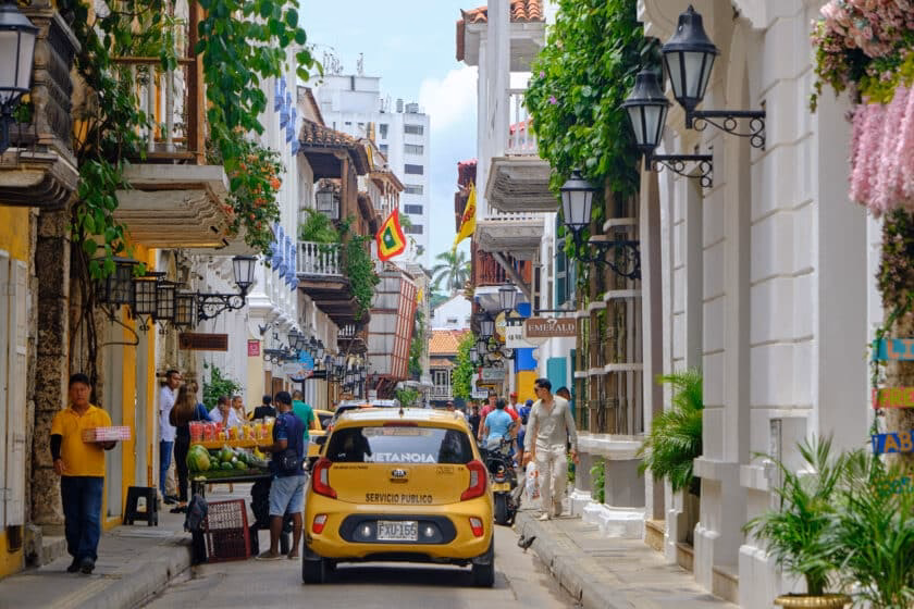 How do taxis in Cartagena calculate fares?