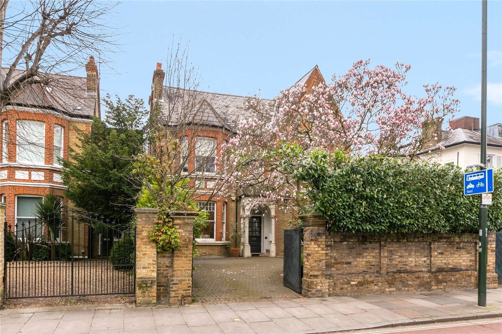 Where is Castelnau in London?