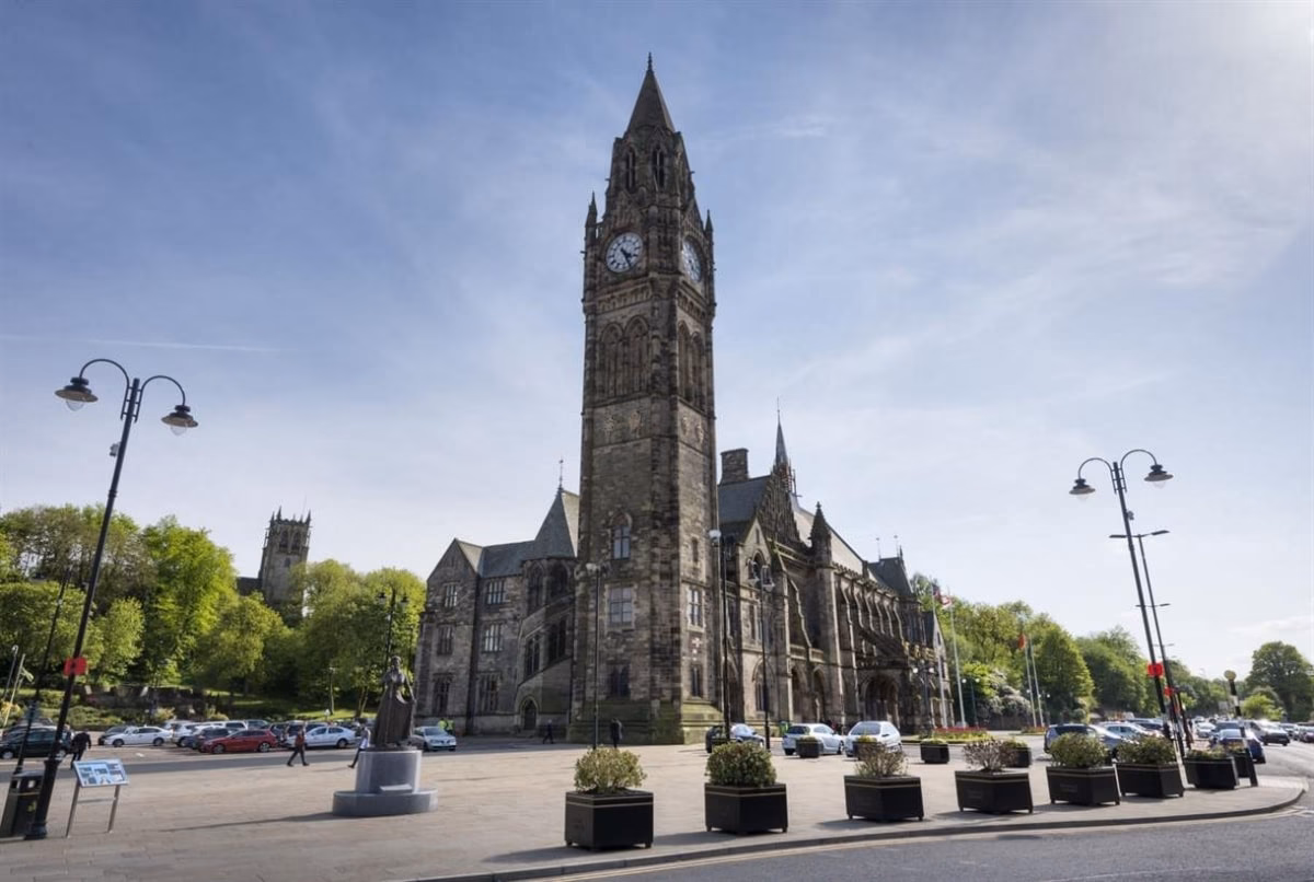 Who are Rochdale's largest private hire taxi service?