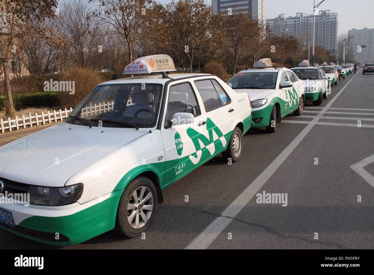 How does the taxi fare calculator work in Hangzhou?
