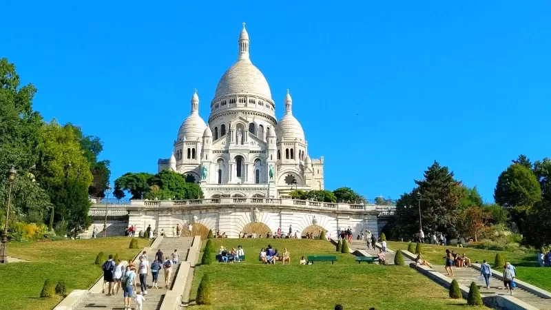How much does a taxi cost in Montmartre?