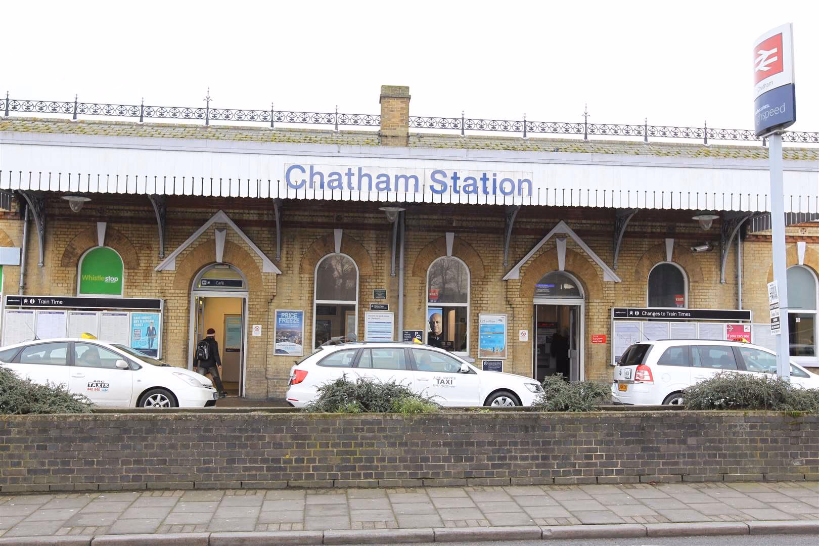 How do I get to Chatham Dockyard by bus?