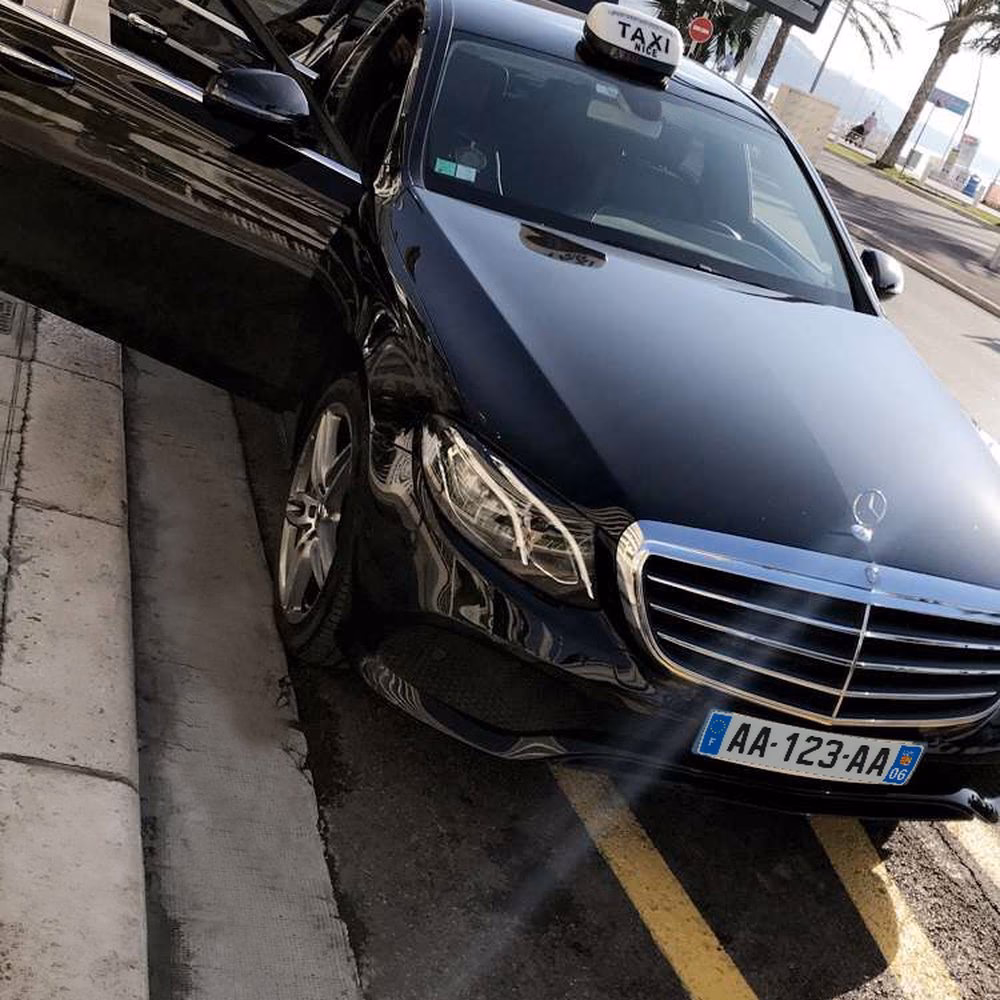 How does a taxi fare calculator work in Cannes?