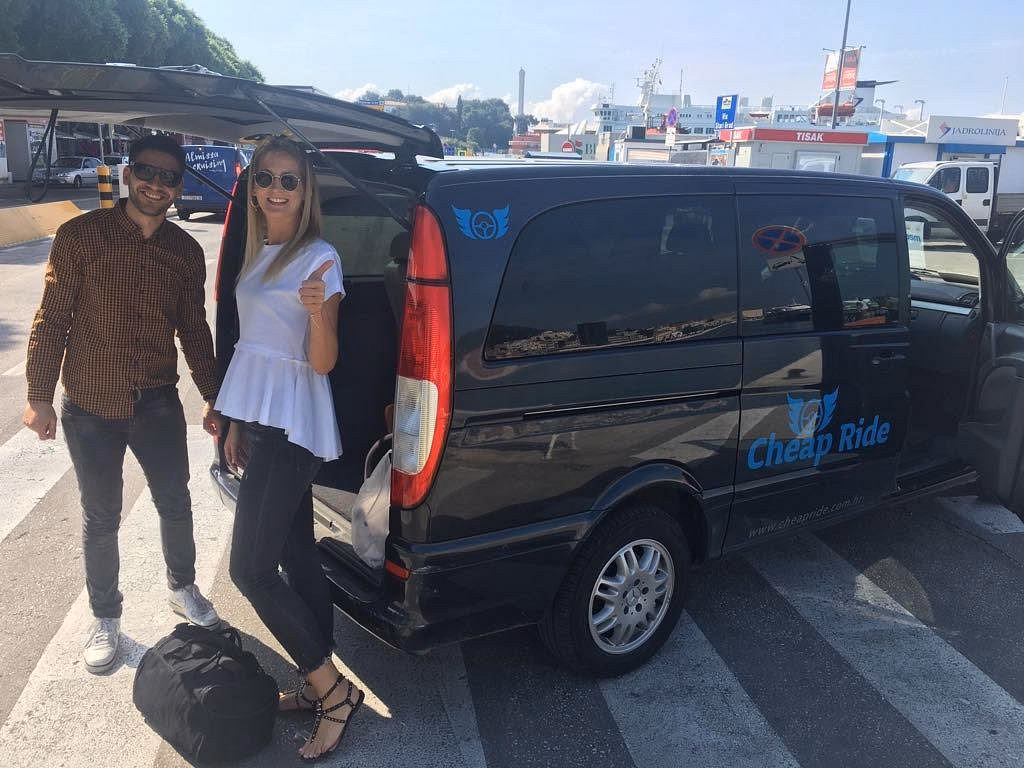 How do I stop a taxi in Makarska?