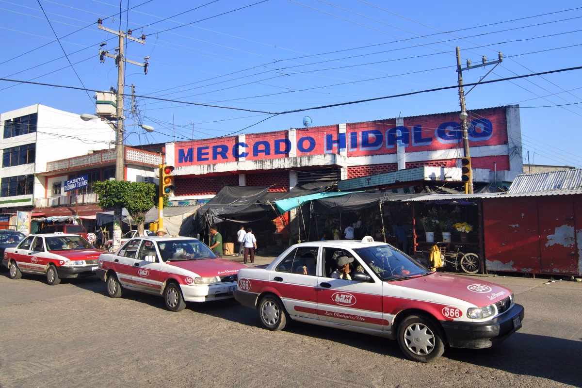 What is a 5-seater minibus hire taxi service?