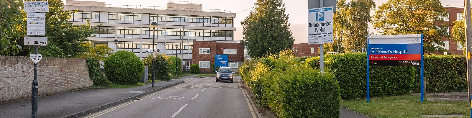 Which bus goes to St Richard's Hospital in Chichester?