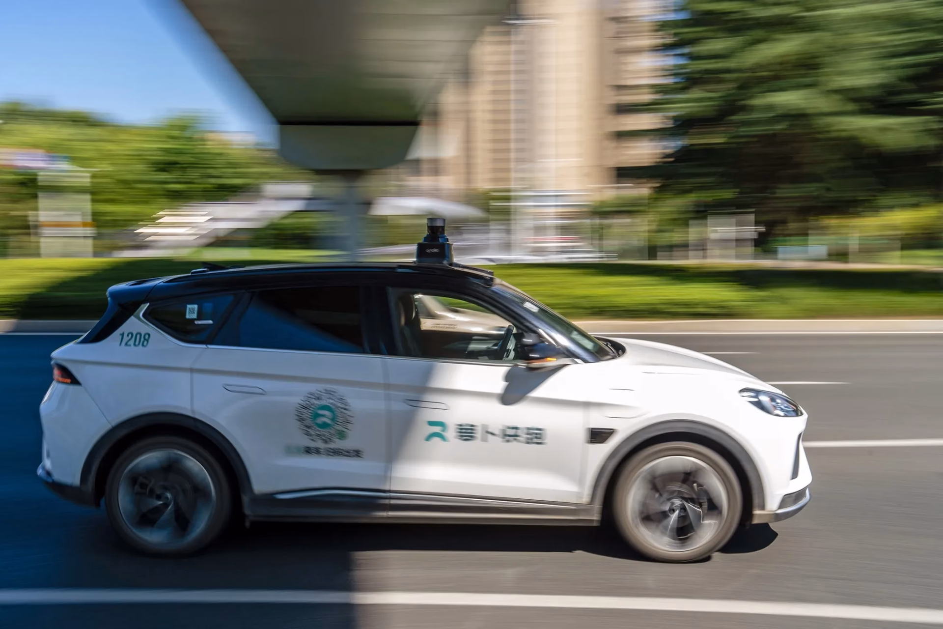 Do taxis accept Chinese currency?