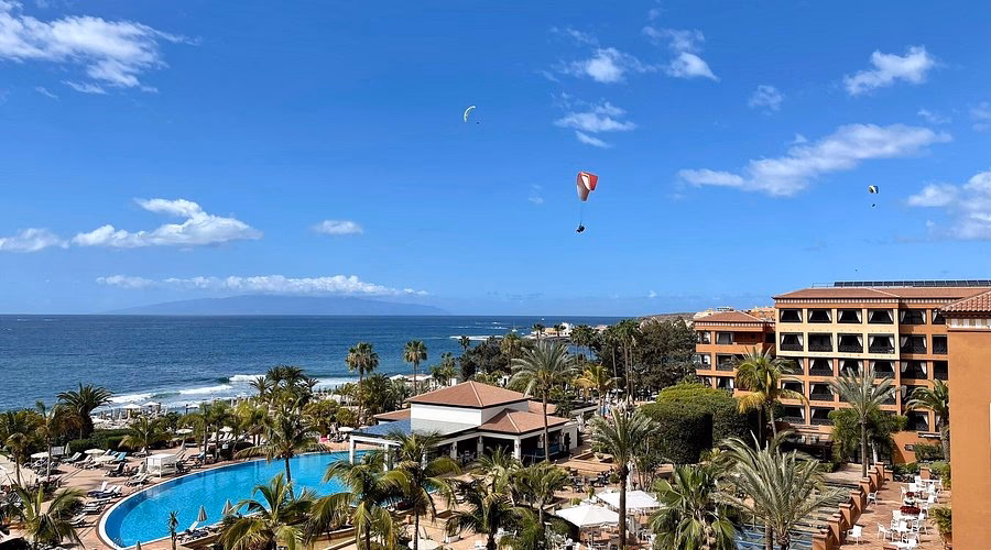 How much is a taxi from city to airport?