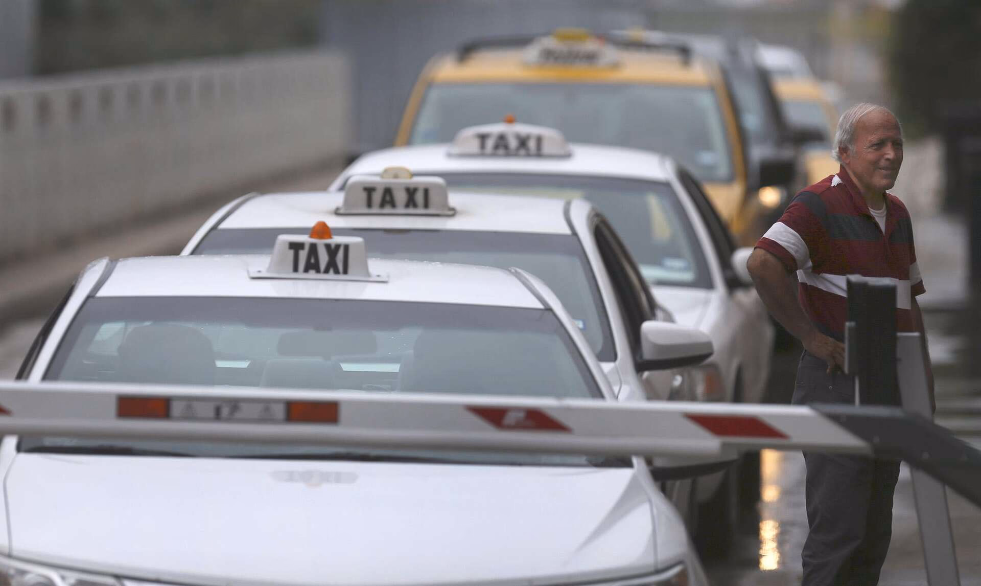 What is the application process for a taxi driver licence?