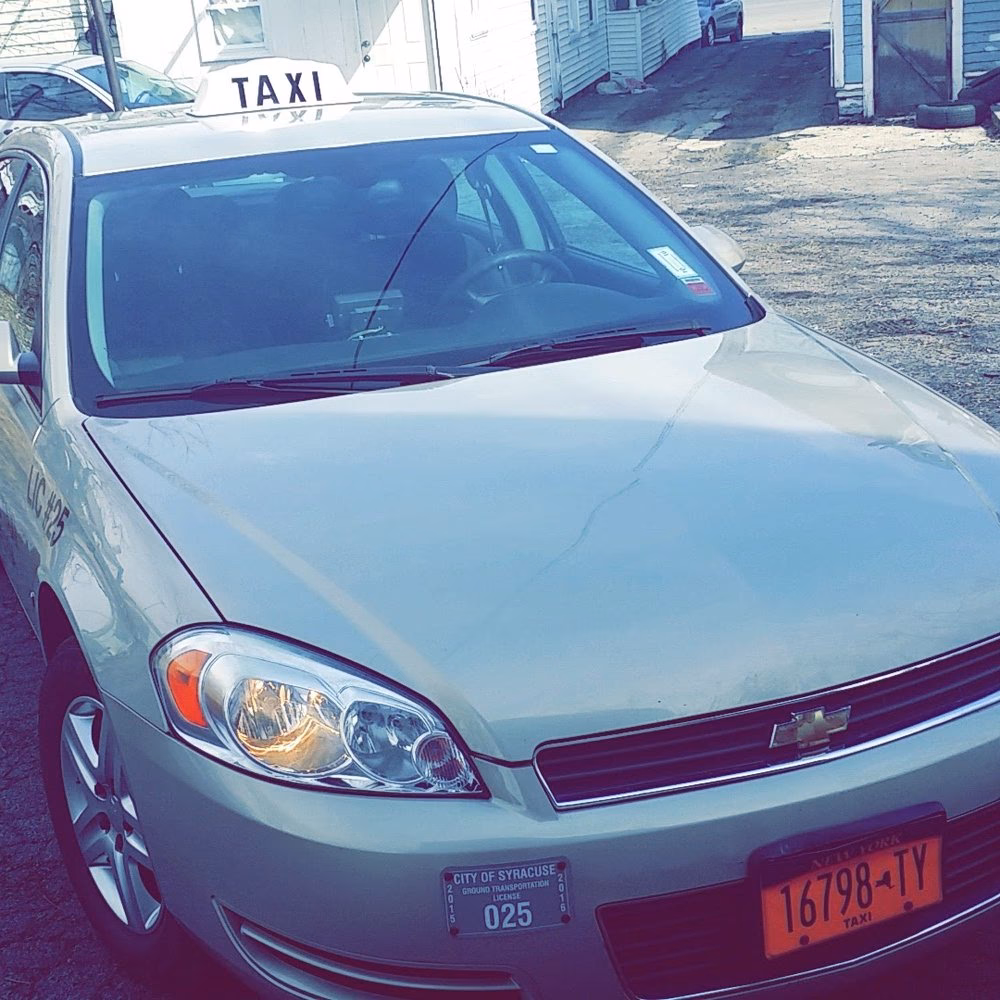 Do cabs in Syracuse charge a fee?