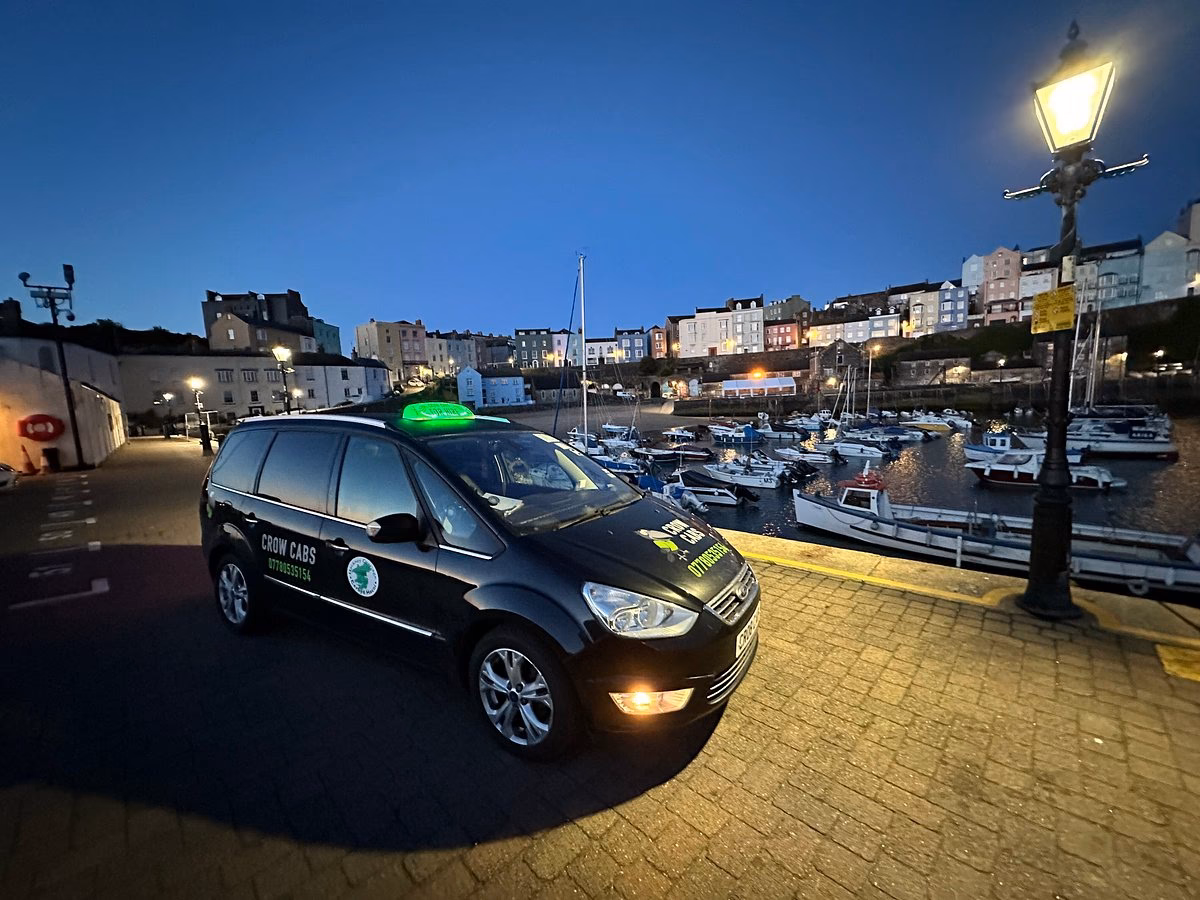 Where are the bus stops at Clunderwen station?