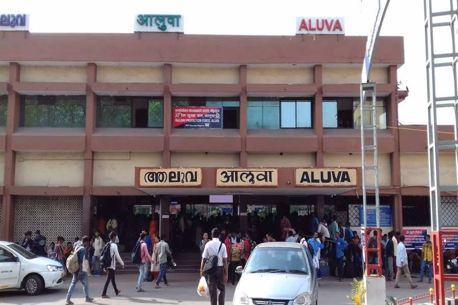 How to get from Kochi Airport to Aluva metro station?