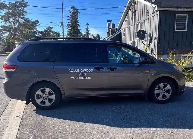 Does Collingwood Airport taxi offer limousine services?