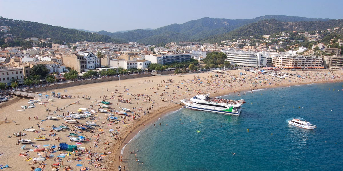 How far is Barcelona Airport (BCN) from Tossa de Mar?