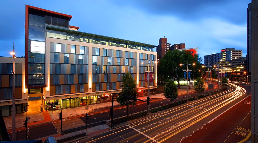 Where does the Bristol to Clifton bus arrive?