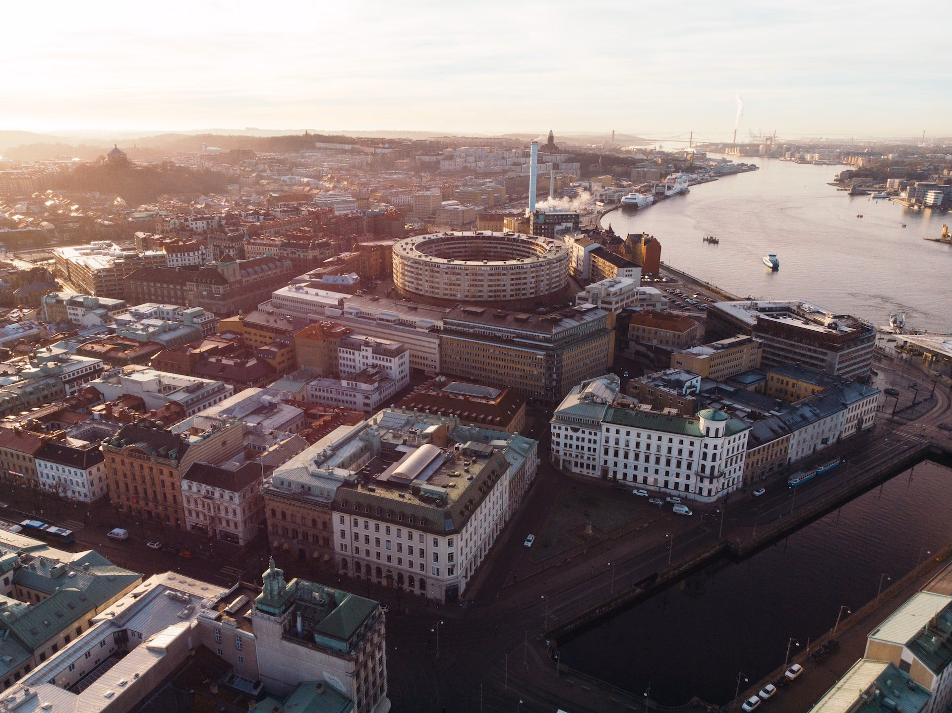 What is the cheapest way to get from Gothenburg port to Central Station?