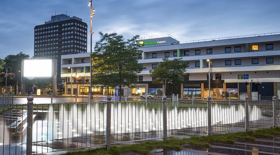 Does Holiday Inn Express Middlesbrough have a front desk?