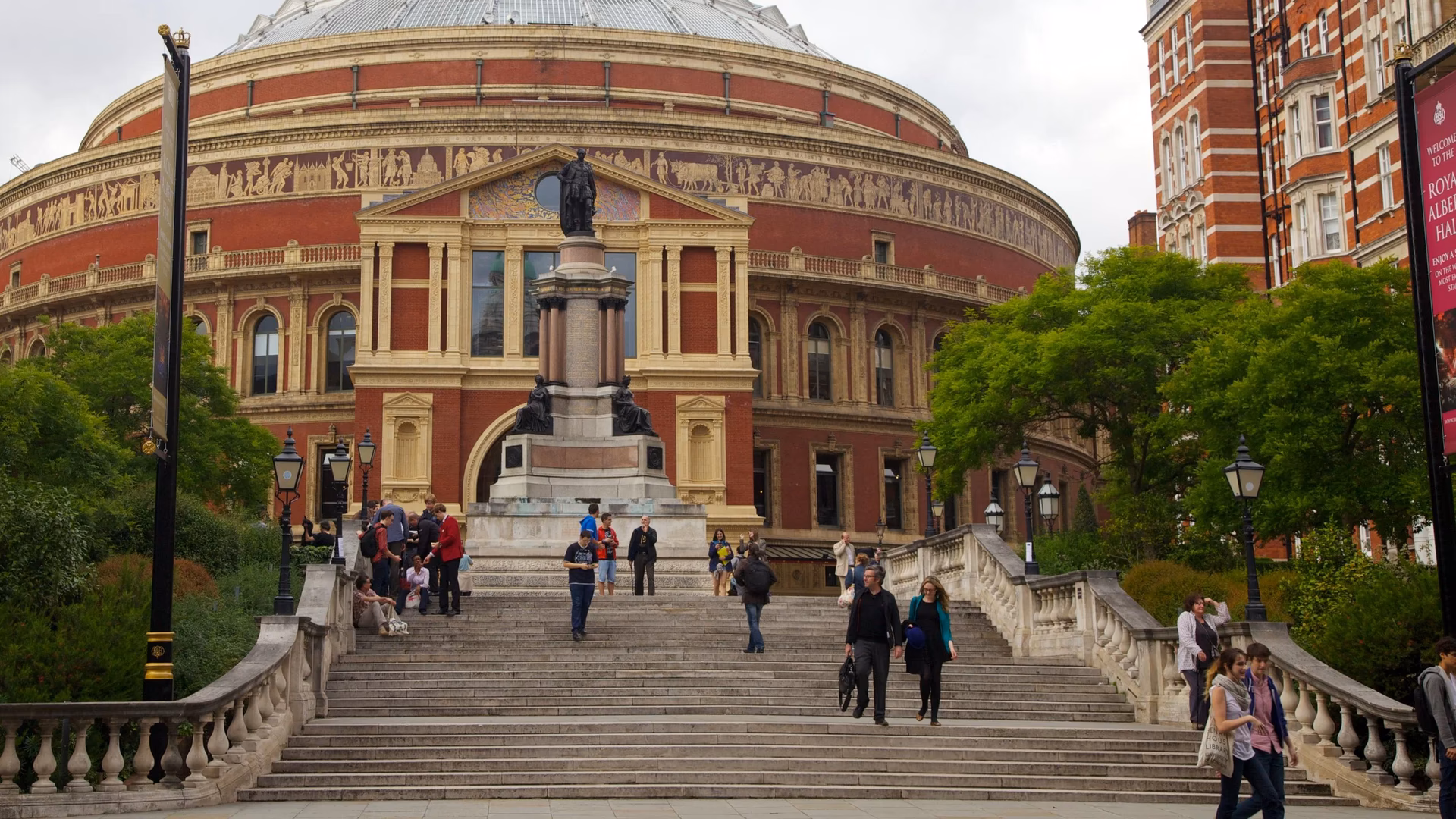 What companies run services between Marylebone underground station & Royal Albert Hall?