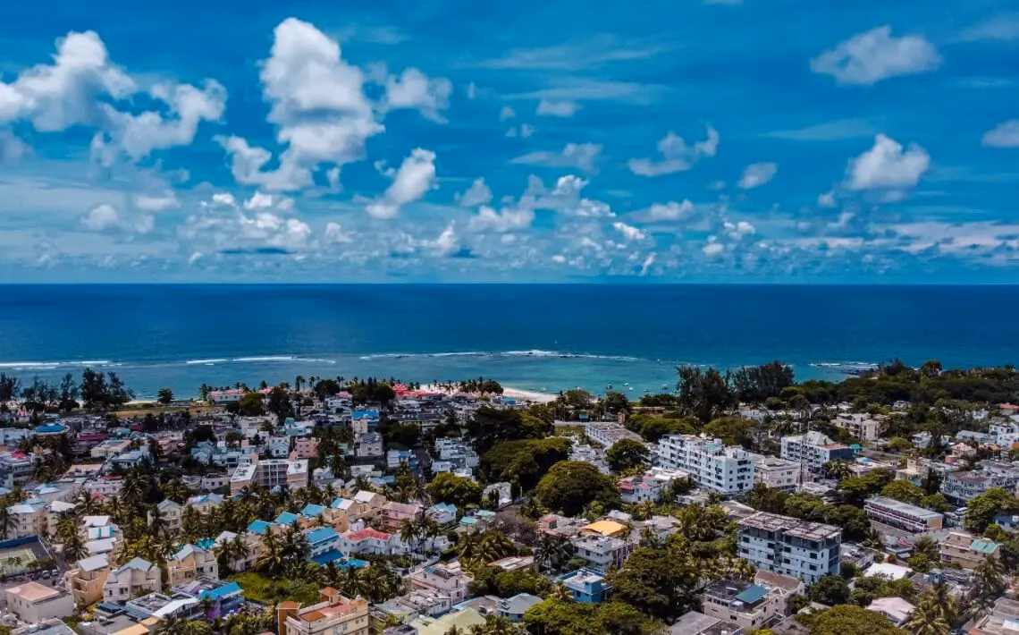 What companies run services between Mauritius Airport (Mru) and Flic en Flac?