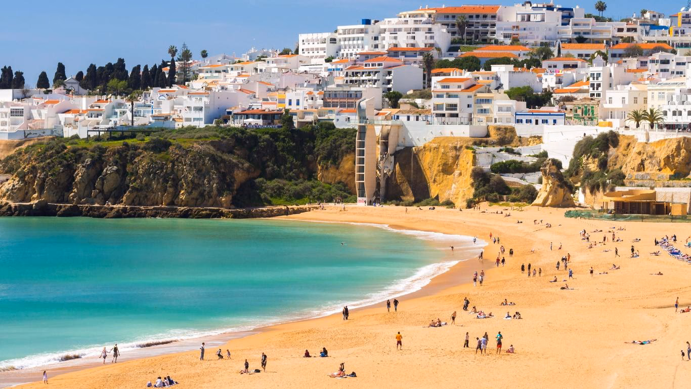 How to get from Praia da Oura to Albufeira?