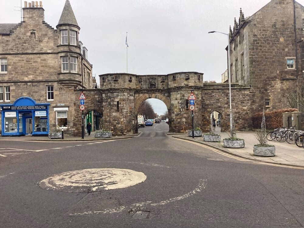 Does St Andrews airport transfer provide a taxi?