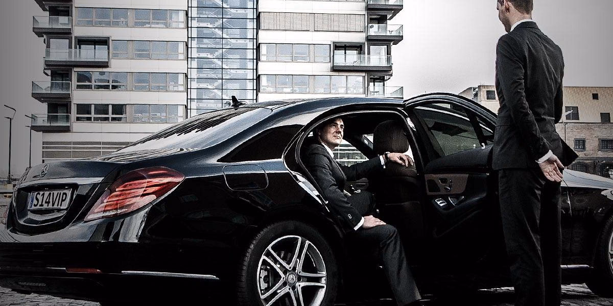 What companies run services from Wokingham to Gatwick?