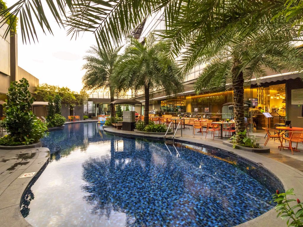 Does ibis Styles MacPherson offer a shuttle service?