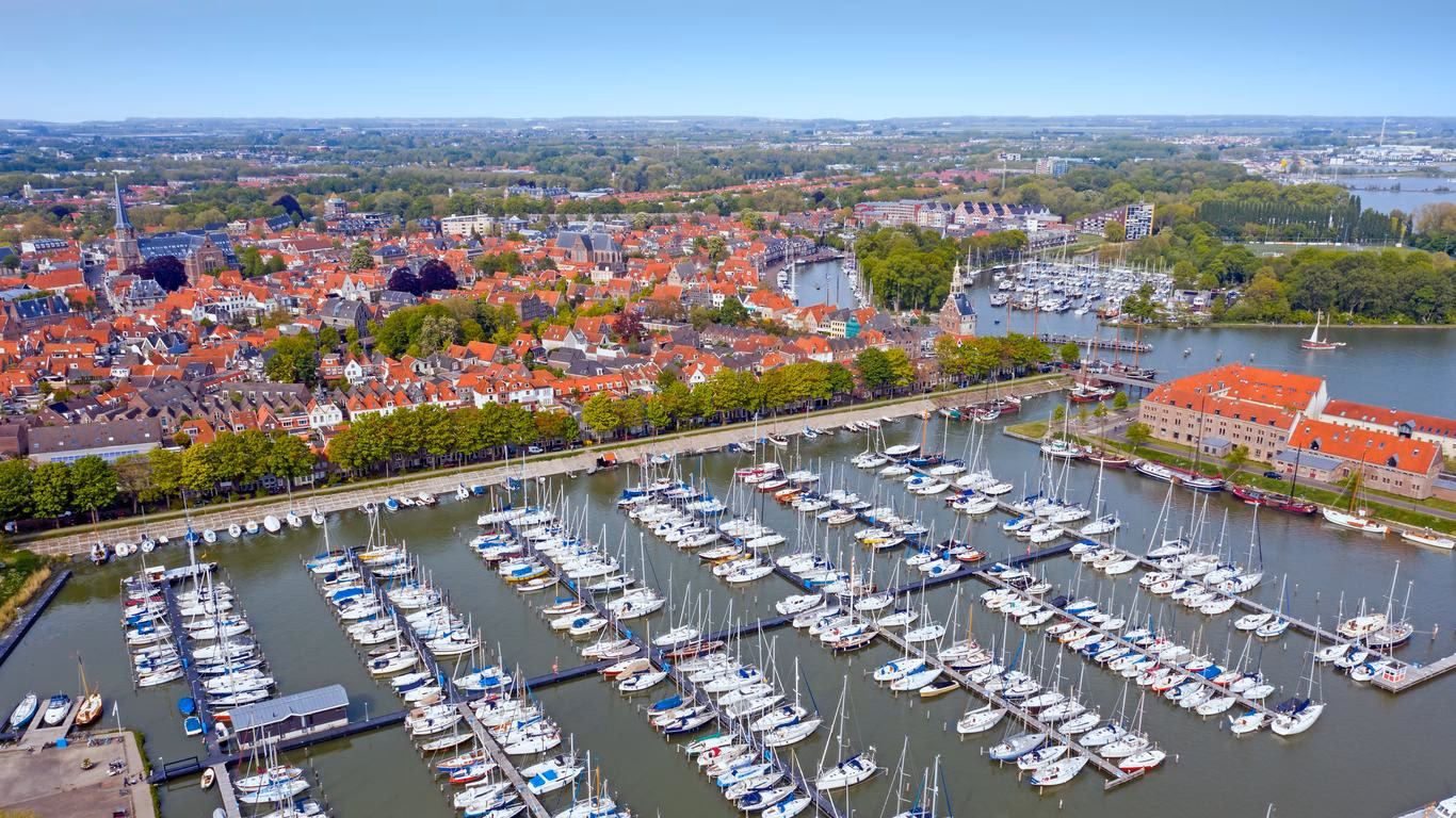 How do I get a taxi from Hoorn to Alkmaar?