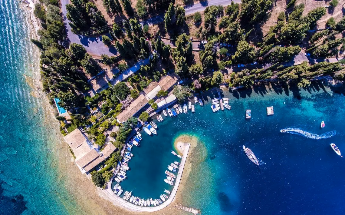 What companies run services between Corfu Airport (CFU) and kalámi?