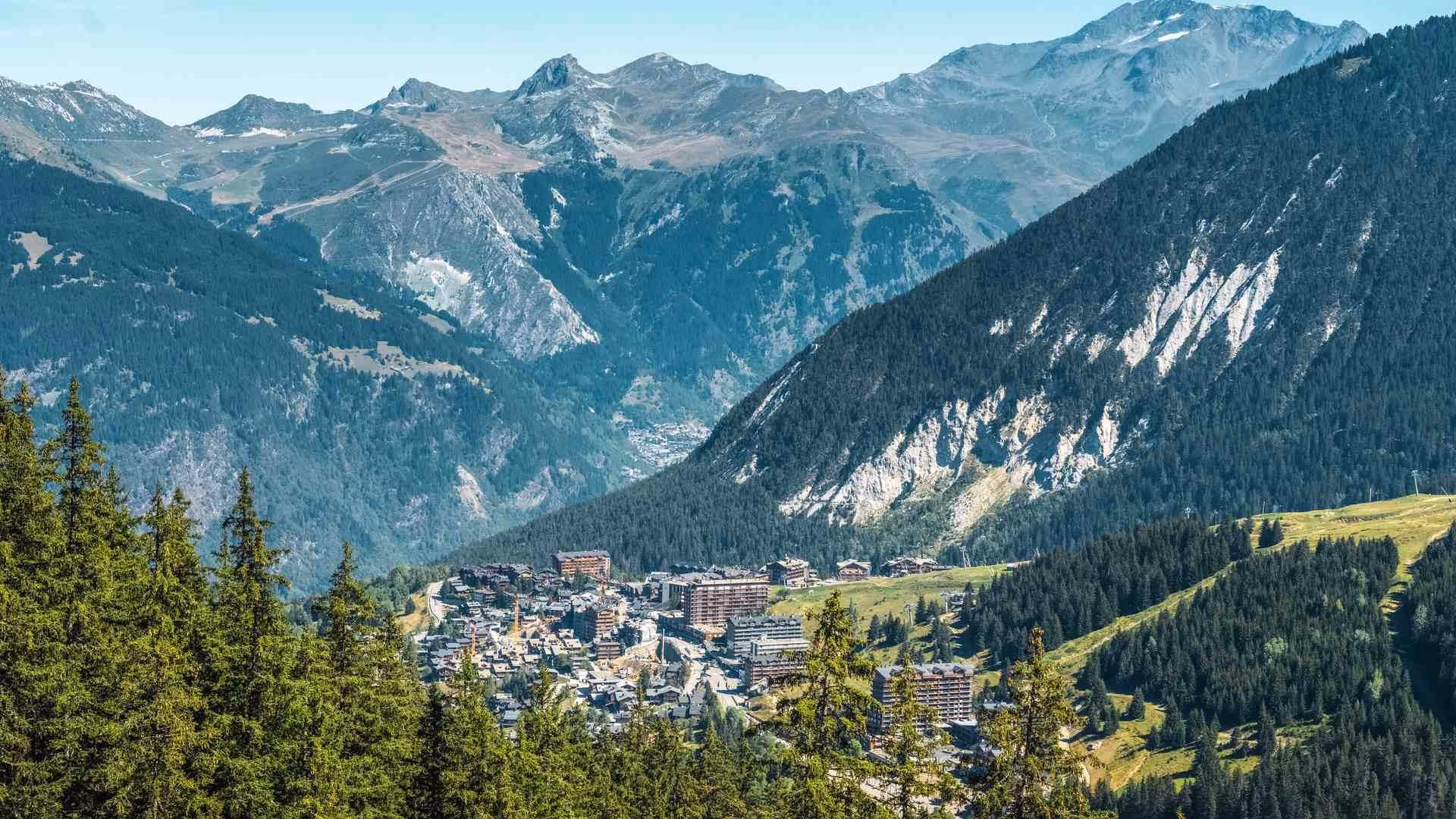 What companies run services between Moûtiers and Val Thorens?