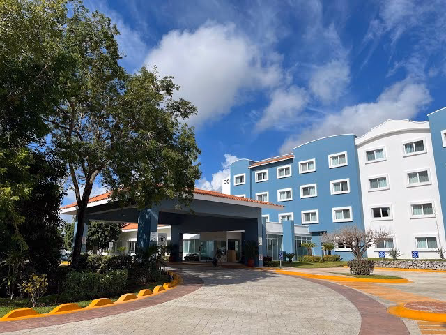 Does courtyard Cancun airport have Wi-Fi?