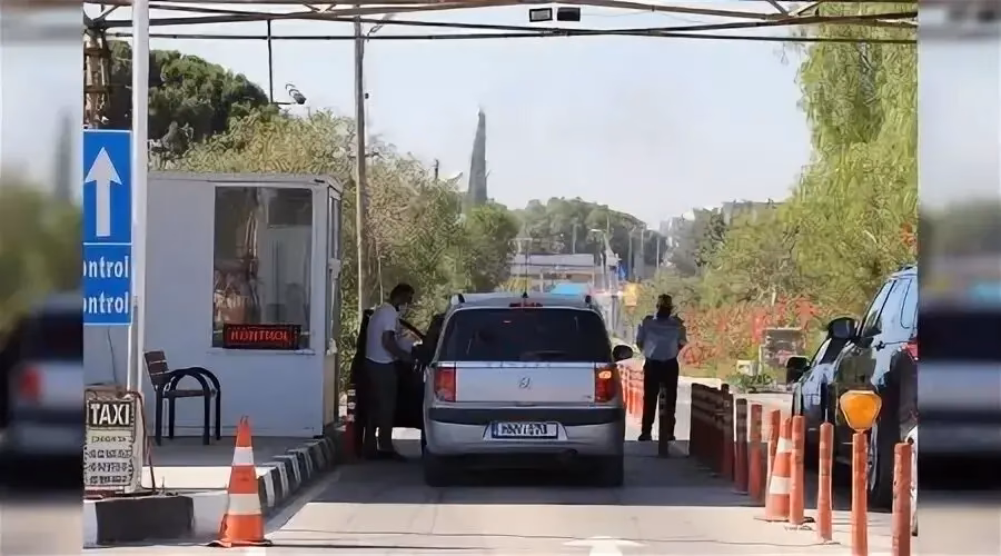 Where are the border crossings in Cyprus?