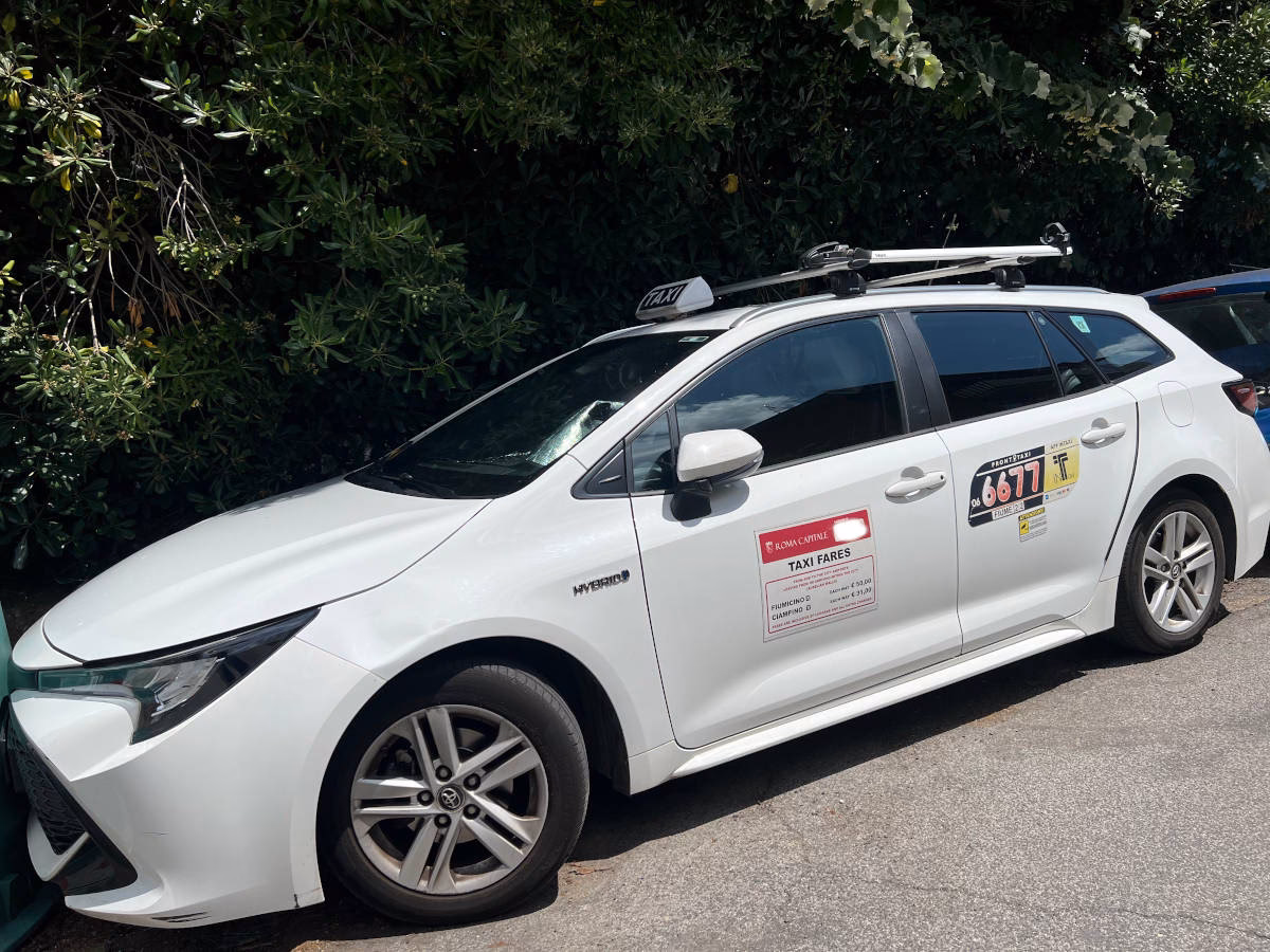 How to get a taxi in Rome?