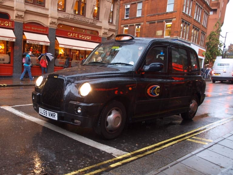 ¿Cuánto cuesta el tren de Stansted al aeropuerto?