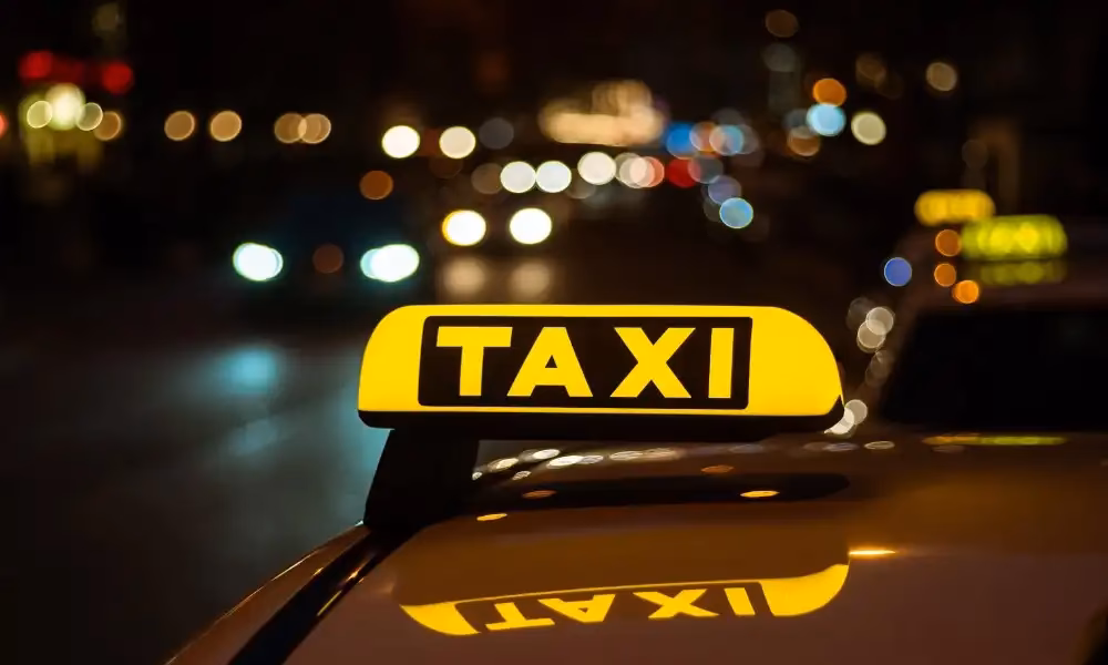 ¿Por qué es importante reservar un taxi antes de las 22:00 horas del día anterior?