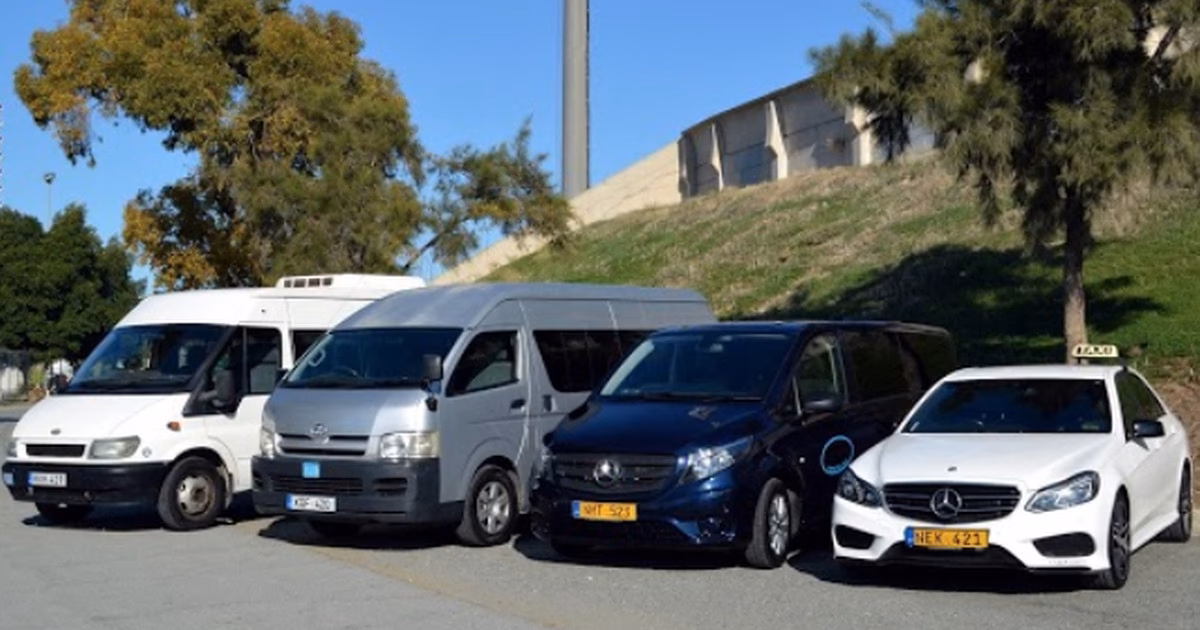 How much is a taxi from the airport to the Acropolis?