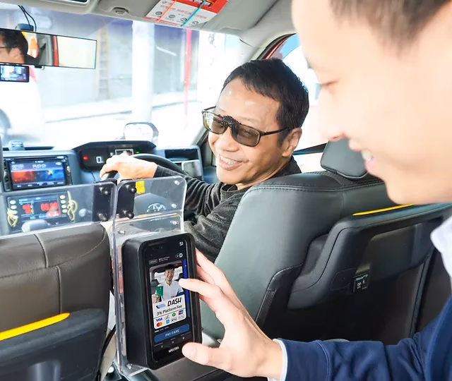 How do I pay for a taxi in Hong Kong?