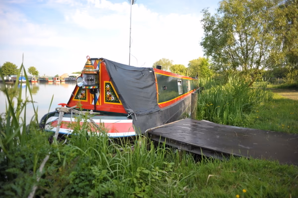 When is the boatyard at Calcutt open?