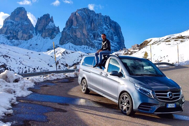 What services are available at DeSilvestro taxi e viaggi - Moena?